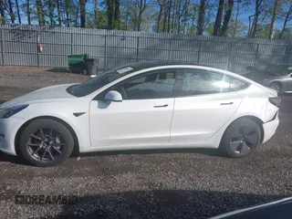 2023 Tesla Model 3 z VIN 5YJ3E1EA9PF576610, wystawiony jako IAAI lot #42206777 z przebiegiem 21 658 mil mil oraz . Historia ofert i sprzedaży dostępna na DreamBid. Obrazek 14.