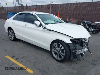 2021 Mercedes-Benz C 300 z VIN W1KWF8DB8MR605913, wystawiony jako IAAI lot #42098934 z przebiegiem 41 085 mil mil oraz . Historia ofert i sprzedaży dostępna na DreamBid. Obrazek 1.