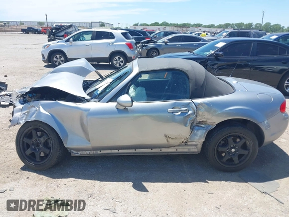 2013 Mazda MX-5 Miata Sport z VIN JM1NC2JF8D0232377, wystawiony jako IAAI lot #42312848 z przebiegiem Nie podano mil oraz . Historia ofert i sprzedaży dostępna na DreamBid. Obrazek 15.