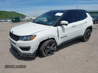 2019 Jeep Compass Latitude z VIN 3C4NJDBB1KT629829, wystawiony jako IAAI lot #42244638 z przebiegiem 111 566 mil mil oraz . Historia ofert i sprzedaży dostępna na DreamBid. Obrazek 2.