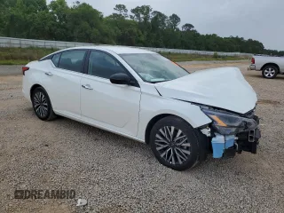 2025 Nissan Altima SV z VIN 1N4BL4DV1SN300042, wystawiony jako Copart lot #54132235 z przebiegiem 21 988 mil mil oraz Szkoda całkowita • Salvage title. Historia ofert i sprzedaży dostępna na DreamBid. Obrazek 4.