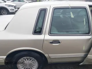 1997 Lincoln Town Car Signature z VIN 1LNLM82W8VY759792, wystawiony jako IAAI lot #41730026 z przebiegiem 60 198 mil mil oraz . Historia ofert i sprzedaży dostępna na DreamBid. Obrazek 18.