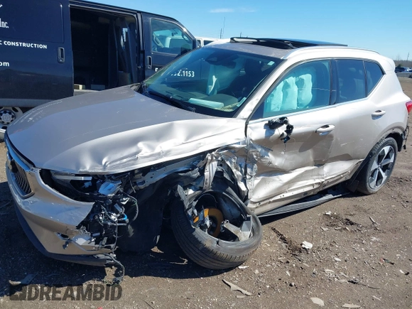 2024 Volvo XC40 Plus Bright Theme z VIN YV4L12UE3R2290695, wystawiony jako IAAI lot #41812076 z przebiegiem 42 047 mil mil oraz . Historia ofert i sprzedaży dostępna na DreamBid. Obrazek 17.