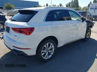 2022 Audi Q3 S line Premium z VIN WA1DECF32N1148121, wystawiony jako IAAI lot #42304046 z przebiegiem 19 547 mil mil oraz . Historia ofert i sprzedaży dostępna na DreamBid. Obrazek 4.