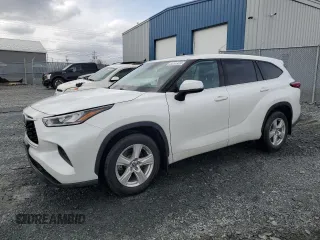 2022 Toyota Highlander LE z VIN 5TDBZRBHXNS183417, wystawiony jako Copart lot #50680265 z przebiegiem 76 636 mil mil oraz Czysty tytuł • Clean title. Historia ofert i sprzedaży dostępna na DreamBid. Obrazek 1.