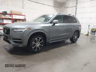 2018 Volvo XC90 Momentum z VIN YV4A22PK5J1371701, wystawiony jako IAAI lot #41647816 z przebiegiem 48 603 mil mil oraz . Historia ofert i sprzedaży dostępna na DreamBid. Obrazek 2.