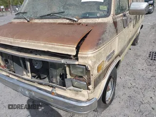 1983 Chevrolet Chevy Van z VIN 2GBEG25H9D4158345, wystawiony jako IAAI lot #41936449 z przebiegiem 17 406 mil mil oraz . Historia ofert i sprzedaży dostępna na DreamBid. Obrazek 6.