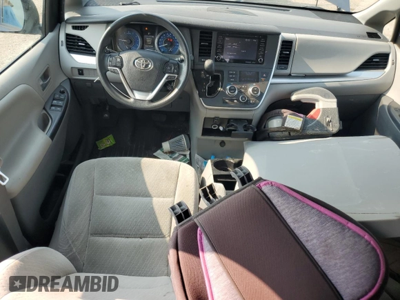2020 Toyota Sienna LE z VIN 5TDJZ3DC3LS234165, wystawiony jako Copart lot #62364964 z przebiegiem 56 946 mil mil oraz Szkoda całkowita • Salvage title. Historia ofert i sprzedaży dostępna na DreamBid. Obrazek 8.