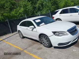 2013 Chrysler 200 Touring z VIN 1C3CCBBG2DN608190, wystawiony jako IAAI lot #42244553 z przebiegiem 231 866 mil mil oraz . Historia ofert i sprzedaży dostępna na DreamBid. Obrazek 1.