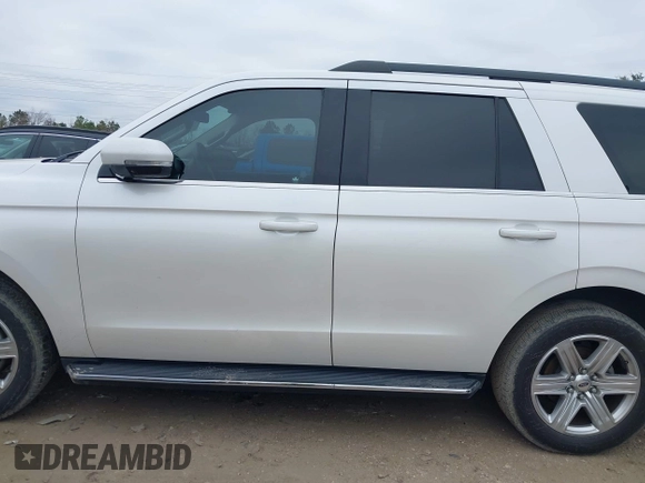 2018 Ford Expedition XLT with VIN 1FMJU1HT3JEA17677, listed as a IAAI auction lot 41349362 with 131,913 mi miles. Bid and sale history available at carsss.com. Image 15.