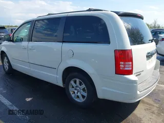 2010 Chrysler Town & Country Touring z VIN 2A4RR5D17AR189762, wystawiony jako IAAI lot #42188586 z przebiegiem 185 173 mil mil oraz . Historia ofert i sprzedaży dostępna na DreamBid. Obrazek 3.