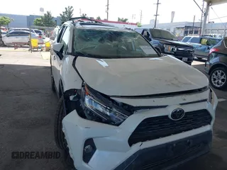 2021 Toyota RAV4 XLE Premium z VIN 2T3A1RFV1MW153237, wystawiony jako IAAI lot #42519130 z przebiegiem 52 471 mil mil oraz . Historia ofert i sprzedaży dostępna na DreamBid. Obrazek 6.