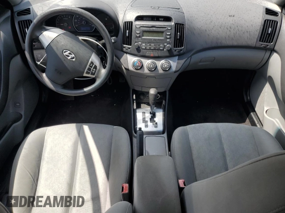2010 Hyundai Elantra GLS z VIN KMHDU4AD6AU940758, wystawiony jako Copart lot #55929485 z przebiegiem 117 907 mil mil oraz Czysty tytuł • Clean title. Historia ofert i sprzedaży dostępna na DreamBid. Obrazek 8.