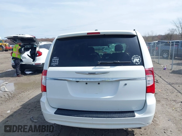 2013 Chrysler Town & Country S with VIN 2C4RC1HG6DR818396, listed as a IAAI auction lot 41922016 with 231,595 mi miles. Bid and sale history available at carsss.com. Image 17.