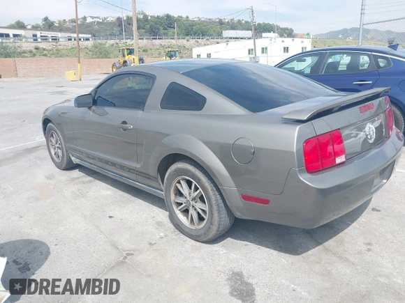 2005 Ford Mustang Deluxe with VIN 1ZVFT80N355185003, listed as a IAAI auction lot 42030961 with 219,973 mi miles. Bid and sale history available at carsss.com. Image 3.