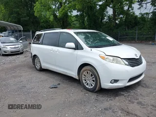 2014 Toyota Sienna XLE z VIN 5TDYK3DC3ES442911, wystawiony jako IAAI lot #42319189 z przebiegiem 155 955 mil mil oraz . Historia ofert i sprzedaży dostępna na DreamBid. Obrazek 1.