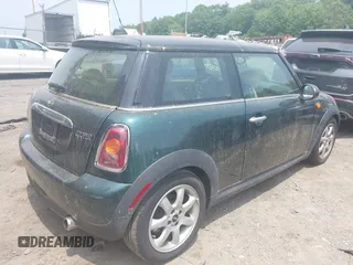2010 MINI Hardtop z VIN WMWMF3C50ATZ60957, wystawiony jako IAAI lot #42438301 z przebiegiem 135 114 mil mil oraz . Historia ofert i sprzedaży dostępna na DreamBid. Obrazek 4.