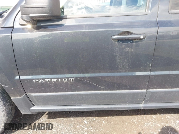 2014 Jeep Patriot Latitude with VIN 1C4NJRFB1ED846282, listed as a IAAI auction lot 41912886 with 107,657 mi miles. Bid and sale history available at carsss.com. Image 6.