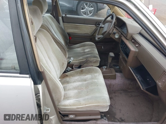 1985 Toyota Camry z VIN JT2SV16E9F0351378, wystawiony jako IAAI lot #42194705 z przebiegiem 192 476 mil mil oraz . Historia ofert i sprzedaży dostępna na DreamBid. Obrazek 5.