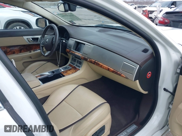 2015 Jaguar XF V6 Portfolio with VIN SAJWA0F7XF8U88039, listed as a IAAI auction lot 41459904 with 83,927 mi miles. Bid and sale history available at carsss.com. Image 5.