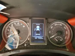 2020 Toyota Tacoma SR5 z VIN 3TYDZ5BN9LT000209, wystawiony jako Copart lot #56127875 z przebiegiem 92 350 mil mil oraz Szkoda całkowita • Salvage title. Historia ofert i sprzedaży dostępna na DreamBid. Obrazek 9.