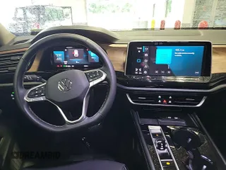 2024 Volkswagen Atlas SE with VIN 1V2HR2CA0RC555310, listed as a IAAI auction lot 42726962 with 18,978 mi miles and . Bid and sale history available at DreamBid. Image 3.