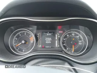 2020 Jeep Cherokee Latitude z VIN 1C4PJMCB5LD636295, wystawiony jako IAAI lot #42358449 z przebiegiem 103 478 mil mil oraz . Historia ofert i sprzedaży dostępna na DreamBid. Obrazek 7.