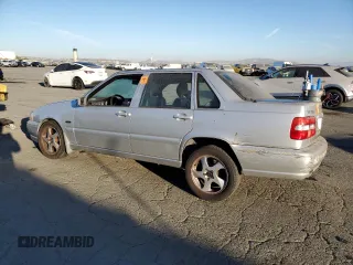 1998 Volvo S70 T5 z VIN YV1LS5371W1483508, wystawiony jako Copart lot #77251324 z przebiegiem 89 298 mil mil oraz Szkody całkowita. Historia ofert i sprzedaży dostępna na DreamBid. Obrazek 2.