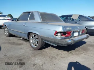 1985 Mercedes-Benz 380 z VIN WDBBA45C6FA020254, wystawiony jako IAAI lot #41254573 z przebiegiem 74 344 mil mil oraz . Historia ofert i sprzedaży dostępna na DreamBid. Obrazek 3.