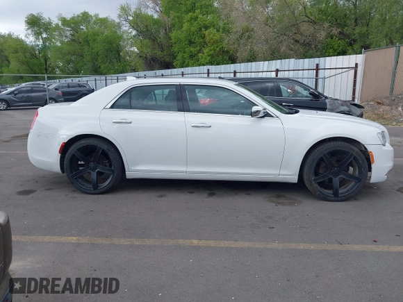2019 Chrysler 300 Limited z VIN 2C3CCAEG9KH698188, wystawiony jako IAAI lot #42190234 z przebiegiem 62 817 mil mil oraz . Historia ofert i sprzedaży dostępna na DreamBid. Obrazek 13.