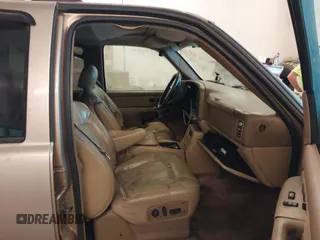 2000 Chevrolet Suburban LT with VIN 3GNFK16T0YG117085, listed as a IAAI auction lot 41982114 with 480,627 mi miles. Bid and sale history available at carsss.com. Image 5.