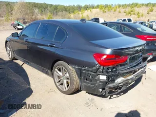 2017 BMW 7 Series 740i z VIN WBA7E2C57HG739465, wystawiony jako IAAI lot #41764778 z przebiegiem 84 814 mil mil oraz . Historia ofert i sprzedaży dostępna na DreamBid. Obrazek 3.