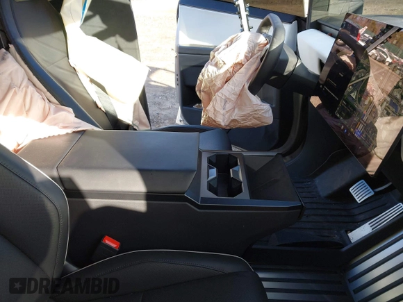 2024 Tesla Cybertruck z VIN 7G2CEHED5RA015790, wystawiony jako IAAI lot #41587683 z przebiegiem 5 867 mil mil oraz . Historia ofert i sprzedaży dostępna na DreamBid. Obrazek 5.