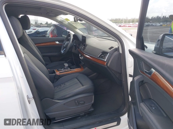 2023 Audi Q5 S line Premium Plus z VIN WA1EAAFY7P2111157, wystawiony jako IAAI lot #41953269 z przebiegiem 14 311 mil mil oraz . Historia ofert i sprzedaży dostępna na DreamBid. Obrazek 5.