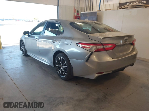 2020 Toyota Camry SE z VIN 4T1G11AK5LU350329, wystawiony jako IAAI lot #41617963 z przebiegiem 75 980 mil mil oraz . Historia ofert i sprzedaży dostępna na DreamBid. Obrazek 3.