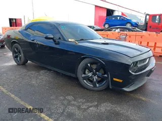 2013 Dodge Challenger SXT z VIN 2C3CDYAG5DH641615, wystawiony jako IAAI lot #40719050 z przebiegiem Nie podano mil oraz . Historia ofert i sprzedaży dostępna na DreamBid. Obrazek 1.