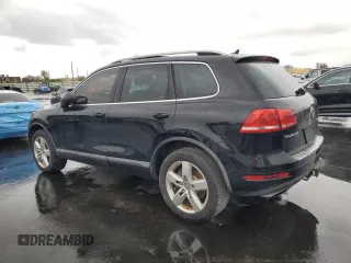 2014 Volkswagen Touareg Lux z VIN WVGEF9BP8ED011360, wystawiony jako Copart lot #51774435 z przebiegiem 101 215 mil mil oraz Szkody całkowita. Historia ofert i sprzedaży dostępna na DreamBid. Obrazek 2.