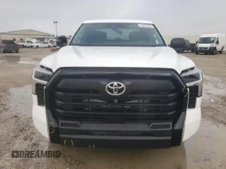 2023 Toyota Tundra SR z VIN 5TFKB5DB2PX073626, wystawiony jako Copart lot #71671243 z przebiegiem 1 188 mil mil oraz . Historia ofert i sprzedaży dostępna na DreamBid. Obrazek 5.