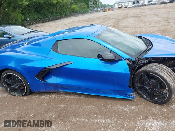 2025 Chevrolet Corvette 1LT z VIN 1G1YA3D48S5108024, wystawiony jako IAAI lot #42469678 z przebiegiem 2 859 mil mil oraz . Historia ofert i sprzedaży dostępna na DreamBid. Obrazek 13.