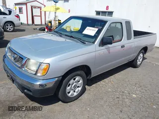 2000 Nissan Frontier XE z VIN 1N6DD26S2YC426161, wystawiony jako IAAI lot #42143414 z przebiegiem 206 698 mil mil oraz . Historia ofert i sprzedaży dostępna na DreamBid. Obrazek 2.