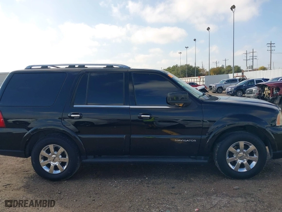 2005 Lincoln Navigator Luxury with VIN 5LMFU27515LJ18083, listed as a IAAI auction lot 41035901 with 172,467 mi miles. Bid and sale history available at carsss.com. Image 13.