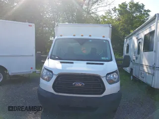 2019 Ford Transit z VIN 1FDBF8ZM9KKA83958, wystawiony jako IAAI lot #42621460 z przebiegiem 134 704 mil mil oraz . Historia ofert i sprzedaży dostępna na DreamBid. Obrazek 11.