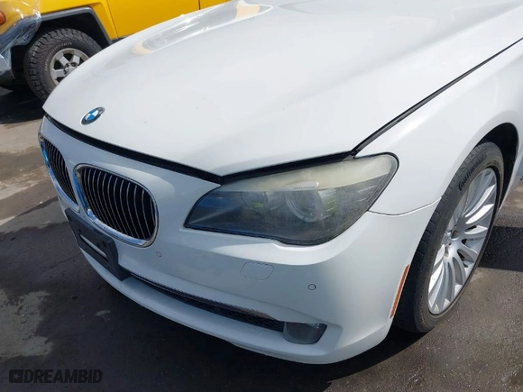 2009 BMW 7 Series 750i with VIN WBAKA83519CY33892, listed as a IAAI auction lot 41913792 with 83,184 mi miles. Bid and sale history available at carsss.com. Image 6.