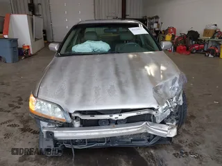 1998 Honda Accord EX z VIN 1HGCG1651WA805964, wystawiony jako IAAI lot #42320827 z przebiegiem 239 279 mil mil oraz . Historia ofert i sprzedaży dostępna na DreamBid. Obrazek 13.