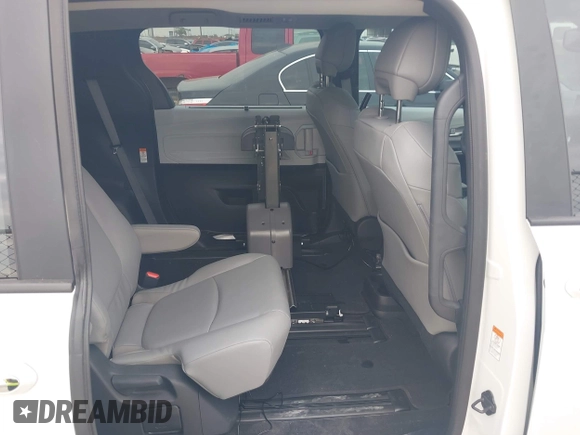 2025 Toyota Sienna XLE with VIN 5TDYRKECXSS230300, listed as a IAAI auction lot 41898171 with 4,008 mi miles. Bid and sale history available at carsss.com. Image 8.