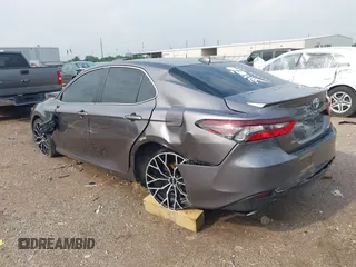 2023 Toyota Camry LE z VIN 4T1C11AK8PU132325, wystawiony jako IAAI lot #42093856 z przebiegiem 29 115 mil mil oraz . Historia ofert i sprzedaży dostępna na DreamBid. Obrazek 3.