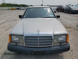 1989 Mercedes-Benz 300 E z VIN WDBEA30D7KA942808, wystawiony jako Copart lot #59315945 z przebiegiem 121 727 mil mil oraz Czysty tytuł • Clean title. Historia ofert i sprzedaży dostępna na DreamBid. Obrazek 5.
