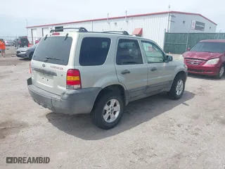 2005 Ford Escape XLT with VIN 1FMYU93135KC70928, listed as a IAAI auction lot 42102594 with 107,225 mi miles. Bid and sale history available at carsss.com. Image 4.