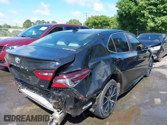 2022 Toyota Camry SE z VIN 4T1G11AK2NU499302, wystawiony jako IAAI lot #42233378 z przebiegiem 122 635 mil mil oraz . Historia ofert i sprzedaży dostępna na DreamBid. Obrazek 4.