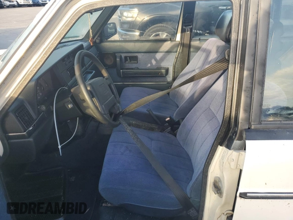 1991 Volvo 240 z VIN YV1AA8844M1441146, wystawiony jako Copart lot #75018744 z przebiegiem 159 330 mil mil oraz Nie do naprawy • Non repairable. Historia ofert i sprzedaży dostępna na DreamBid. Obrazek 7.